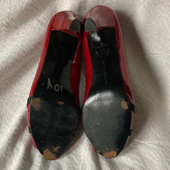 Liz Claiborne vegan leather red open toe with black bow on toes, Size 7.5 - Picture 2 of 7